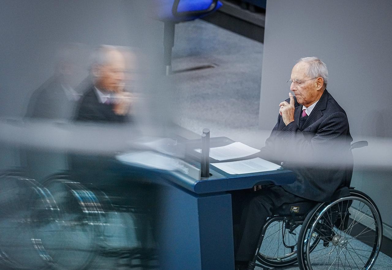Wolfgang Schäuble (CDU) spricht anlässlich seiner 50-jährigen Zugehörigkeit als Bundestagsabgeordneter im Plenum des Bundestags