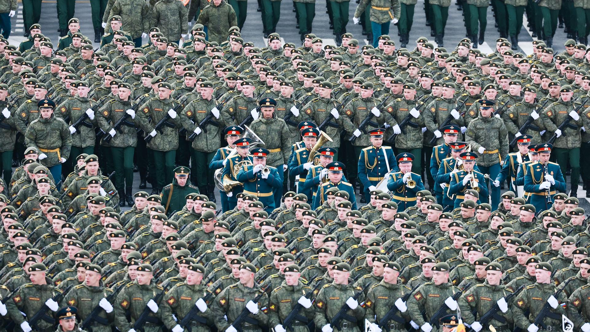 Zahlreiche Soldaten stehen in Reih und Glied.