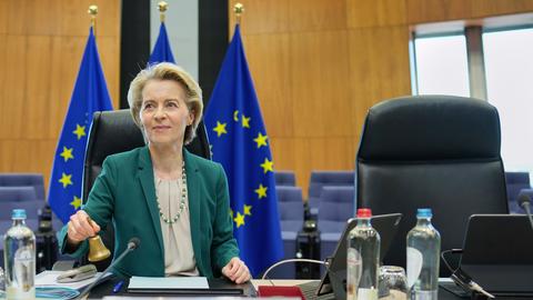 Die Präsidentin der Europäischen Kommission, Ursula von der Leyen, läutet eine Glocke, um den Beginn der wöchentlichen Sitzung des Kollegiums der Kommissare im EU-Hauptquartier in Brüssel.