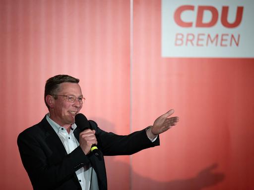 Frank Imhoff, CDU-Spitzenkandidat bei der Bremer Bürgerschaftswahl. Ein älterer Mann steht auf einem Podium und spricht.