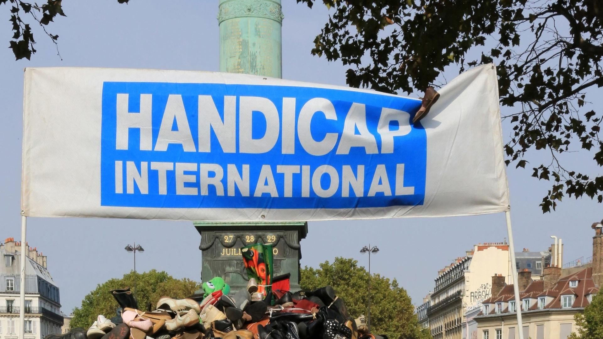 Der Schiftzug Handicap International ist in weiß auf blauem Hintergrund zu lesen. Der Schiftzug Handicap International ist in weiß auf blauem Hintergrund zu lesen.
