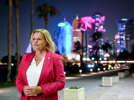 Bundesinnenministerin Nancy Faeser vor der Skyline in Katar.