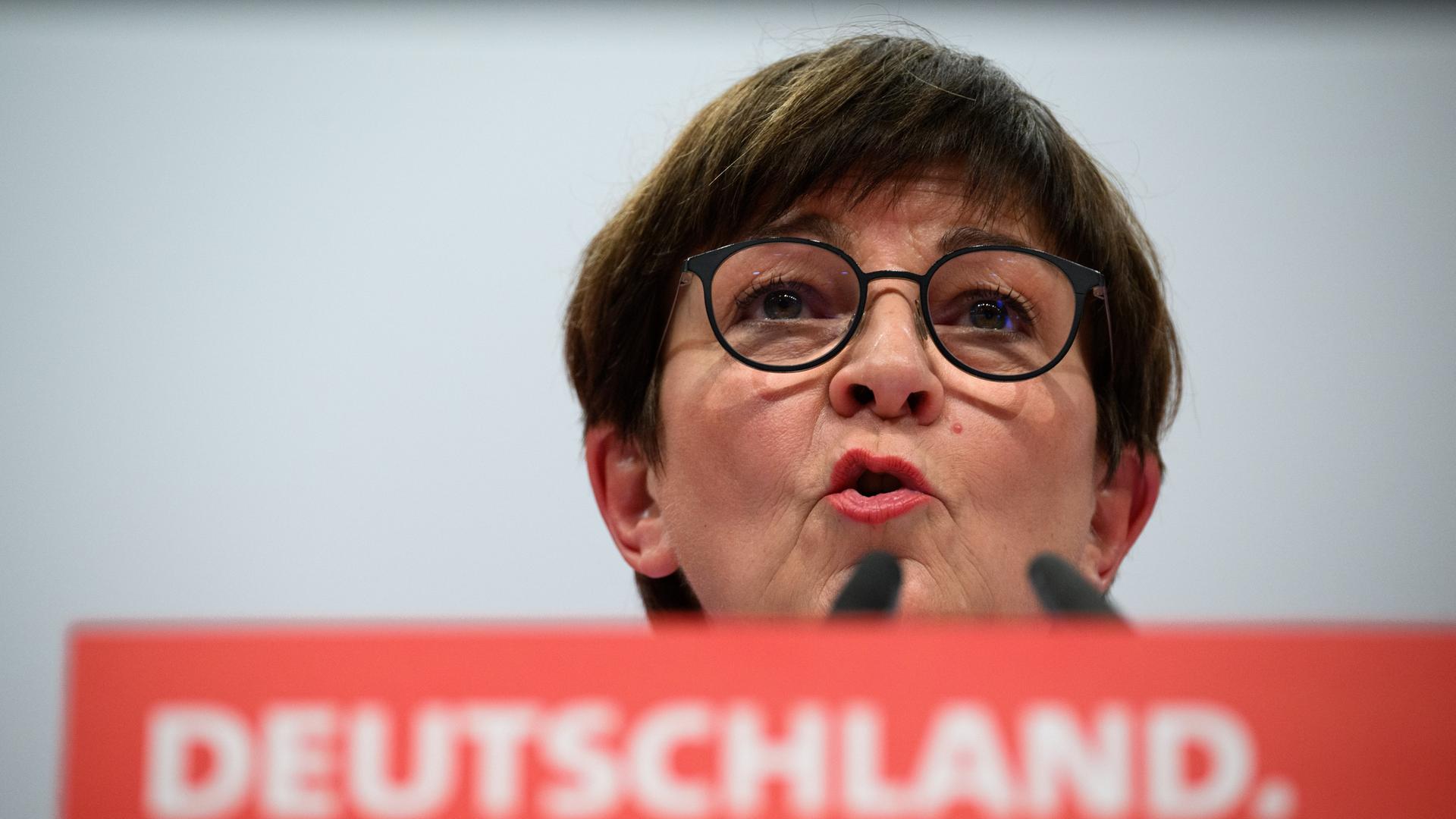Die SPD-Bundesvorsitzende Saskia Esken spricht am Rednerpult auf dem Parteitag in Berlin.
