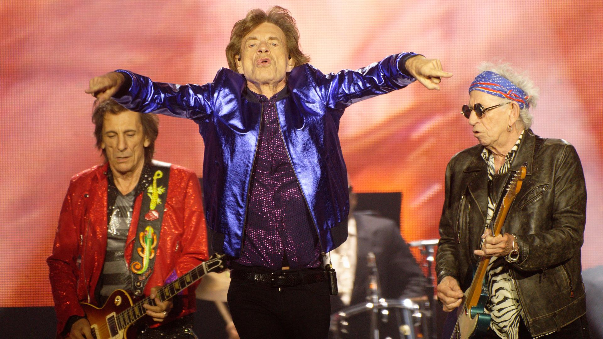 Die Bandmitglieder Ron Wood, Mick Jagger und Keith Richards spielen 2022 ein Konzert in Gelsenkirchen.