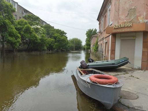 Boote in einer überschwemmten Straße in einer Ortschaft in der ukrainischen Region Cherson. 