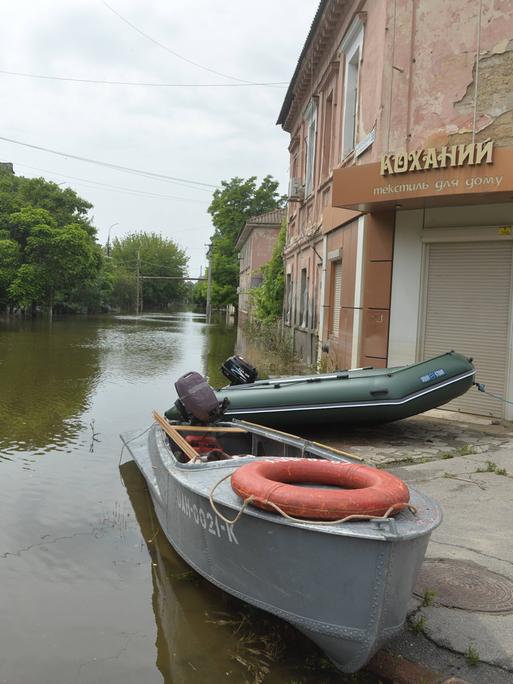 Boote in einer überschwemmten Straße in einer Ortschaft in der ukrainischen Region Cherson. 