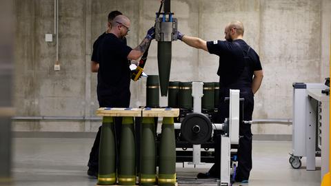 Arbeiter in der neuen Rheinmetall-Artillerie-Munitionsfabrik am 27. August 2025 in Unterlüß in der Lüneburger Heide in Niedersachsen.