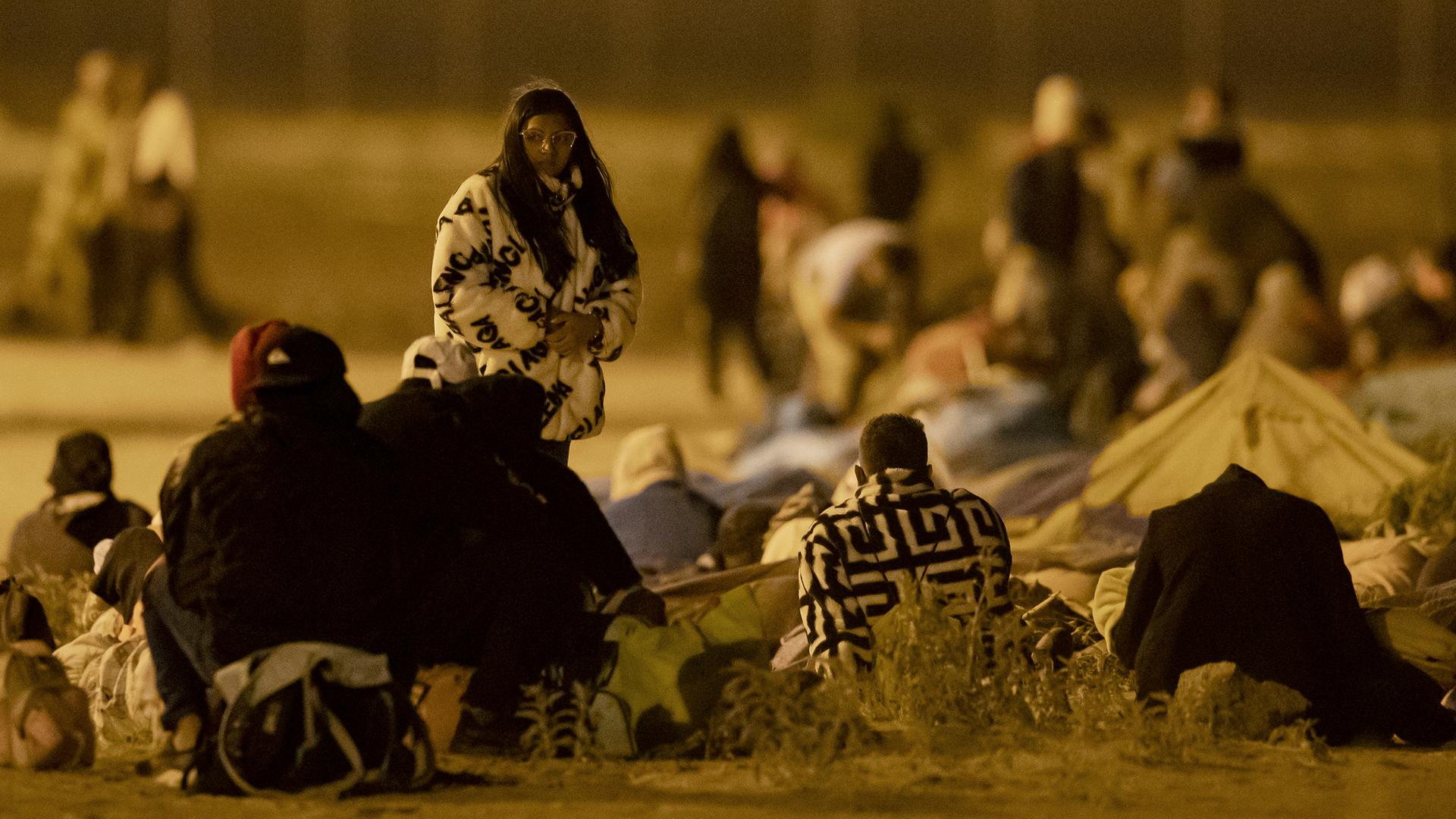 Menschen warten in einem Grenzbereich zwischen der mexikanischen Stadt Ciudad Juarez und El Paso in den USA.