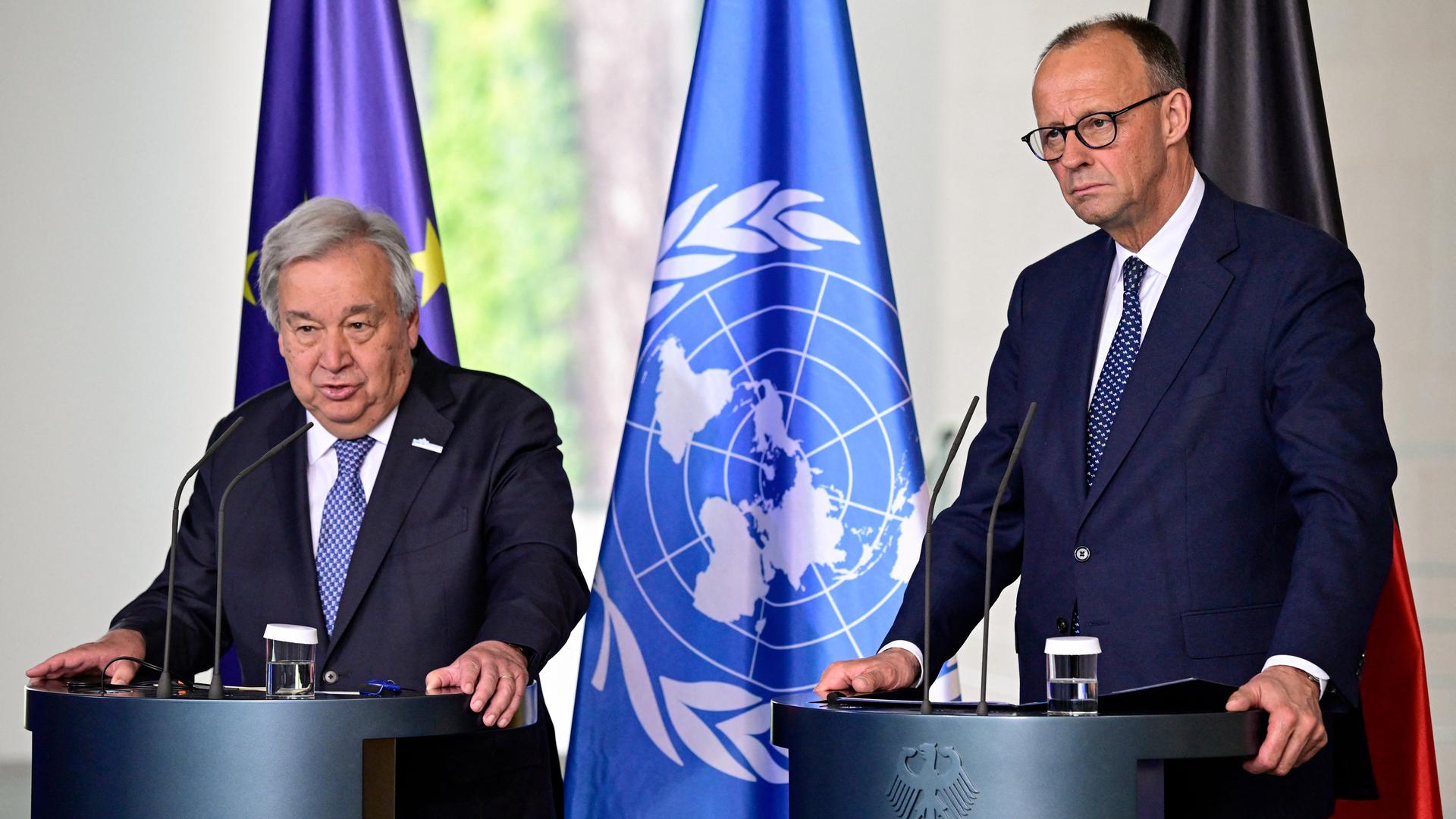 Bundeskanzler Merz und UNO-Generalsekretär Guterres bei einer gemeinsamen Pressekonferenz. Im Hintergrund die Flagge der Vereinten Nationen. Bundeskanzler Merz und UNO-Generalsekretär Guterres bei einer gemeinsamen Pressekonferenz. Im Hintergrund die Flagge der Vereinten Nationen.