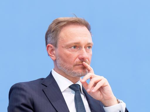 Bundesminister der Finanzen Christian Lindner bei der Pressekonferenz zum Regierungsentwurf für den Bundeshaushalt 2024 und den Finanzplan bis 2027.