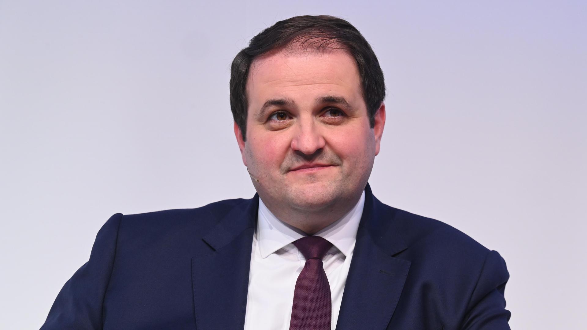 NRW-Medienminister Nathanael Liminski im blauen Anzug mit Krawatte