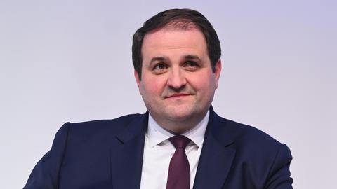 NRW-Medienminister Nathanael Liminski im blauen Anzug mit Krawatte
