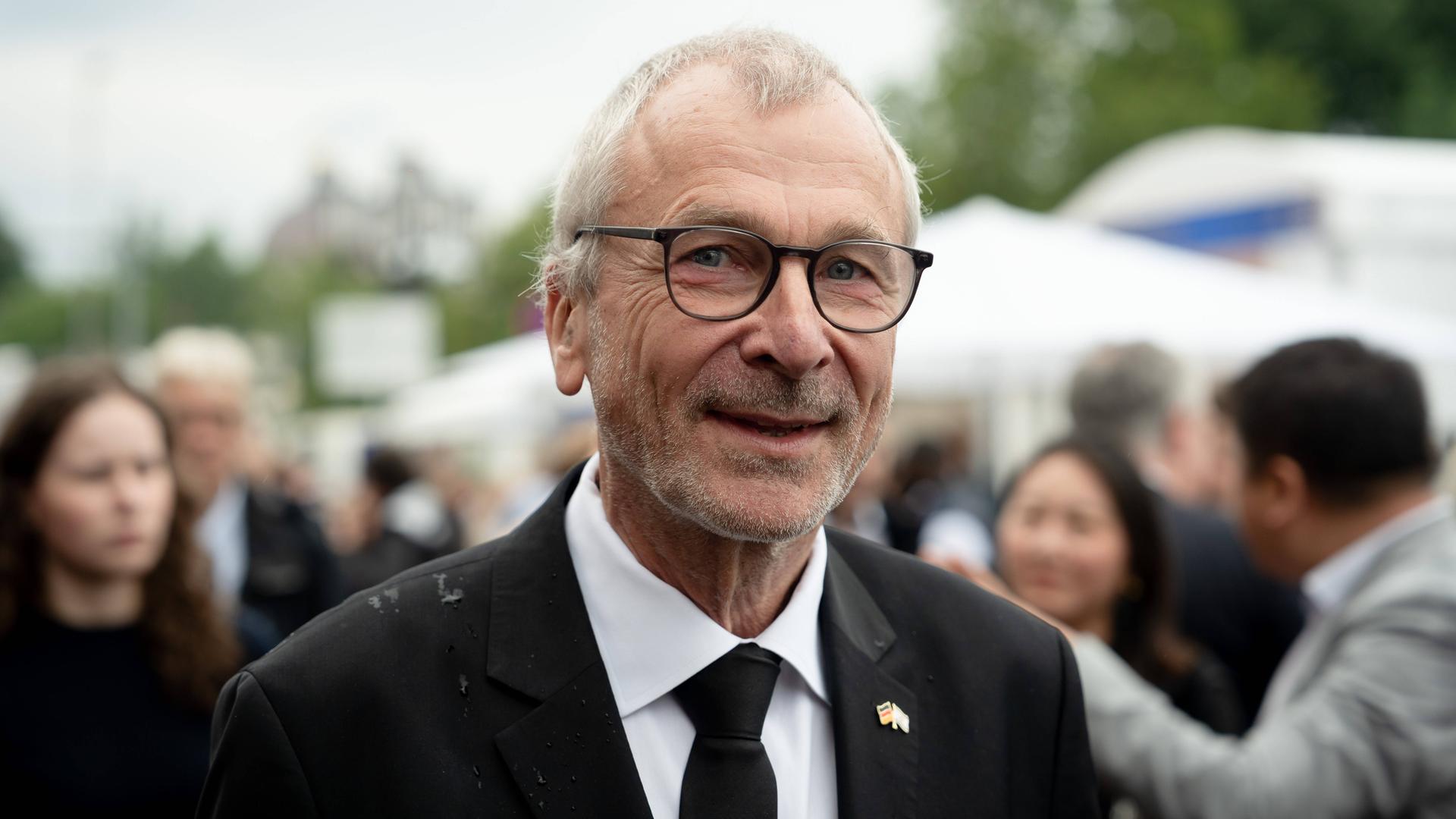 Volker Beck im Porträt. Er trägt eine Brille und lächelt in Richtung des Betrachters. Volker Beck im Porträt. Er trägt eine Brille und lächelt in Richtung des Betrachters.