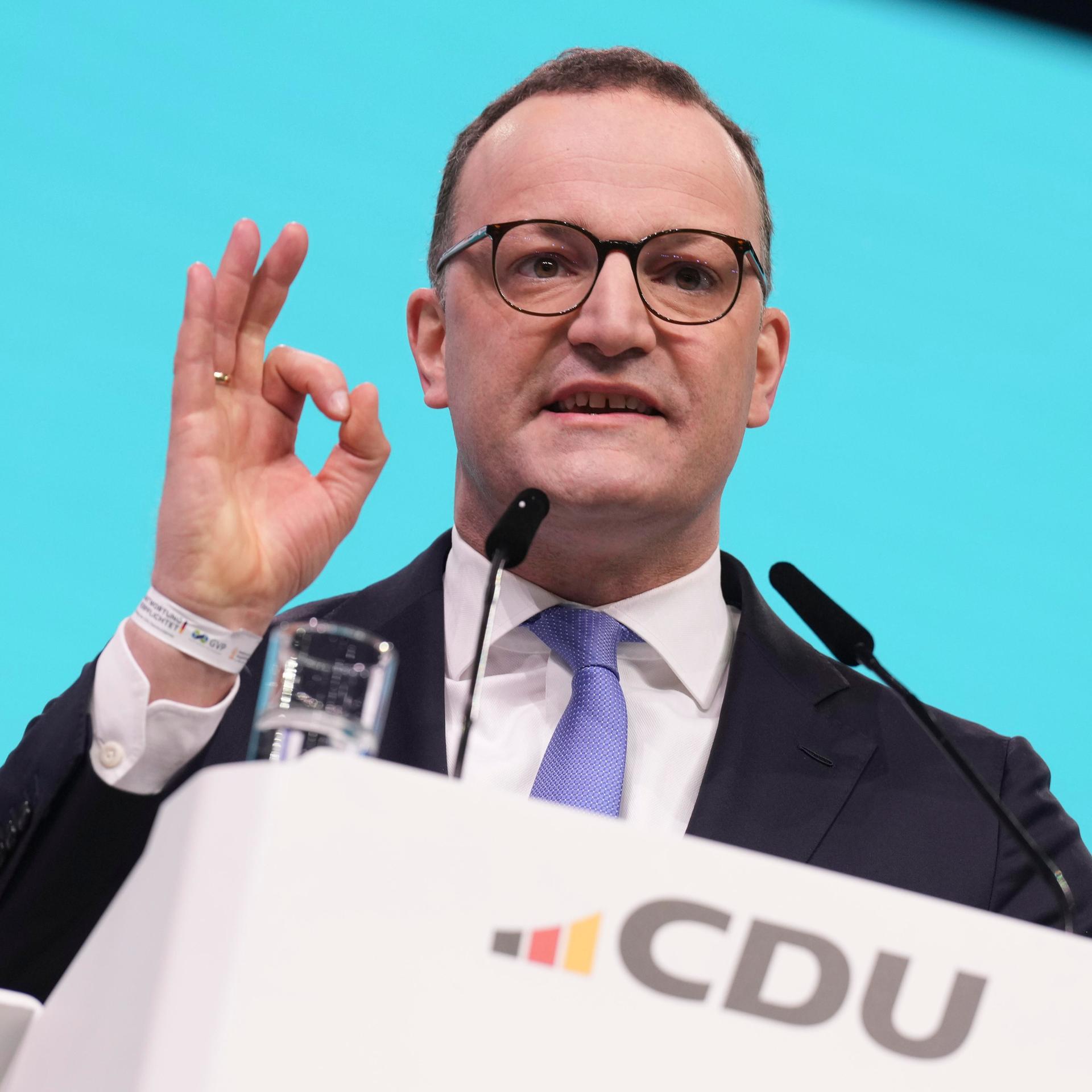 Jens Spahn, Vorsitzender der Bundestagsfraktion mit lautstarker Mimik und kraftvoller Handgeste bei seiner Rede zu den Delegierten beim 38.Bundesparteitag der CDU Deutschlands in der Messe Stuttgart, Stuttgart, 21.02.2026.
