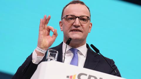 Jens Spahn, Vorsitzender der Bundestagsfraktion mit lautstarker Mimik und kraftvoller Handgeste bei seiner Rede zu den Delegierten beim 38.Bundesparteitag der CDU Deutschlands in der Messe Stuttgart, Stuttgart, 21.02.2026.