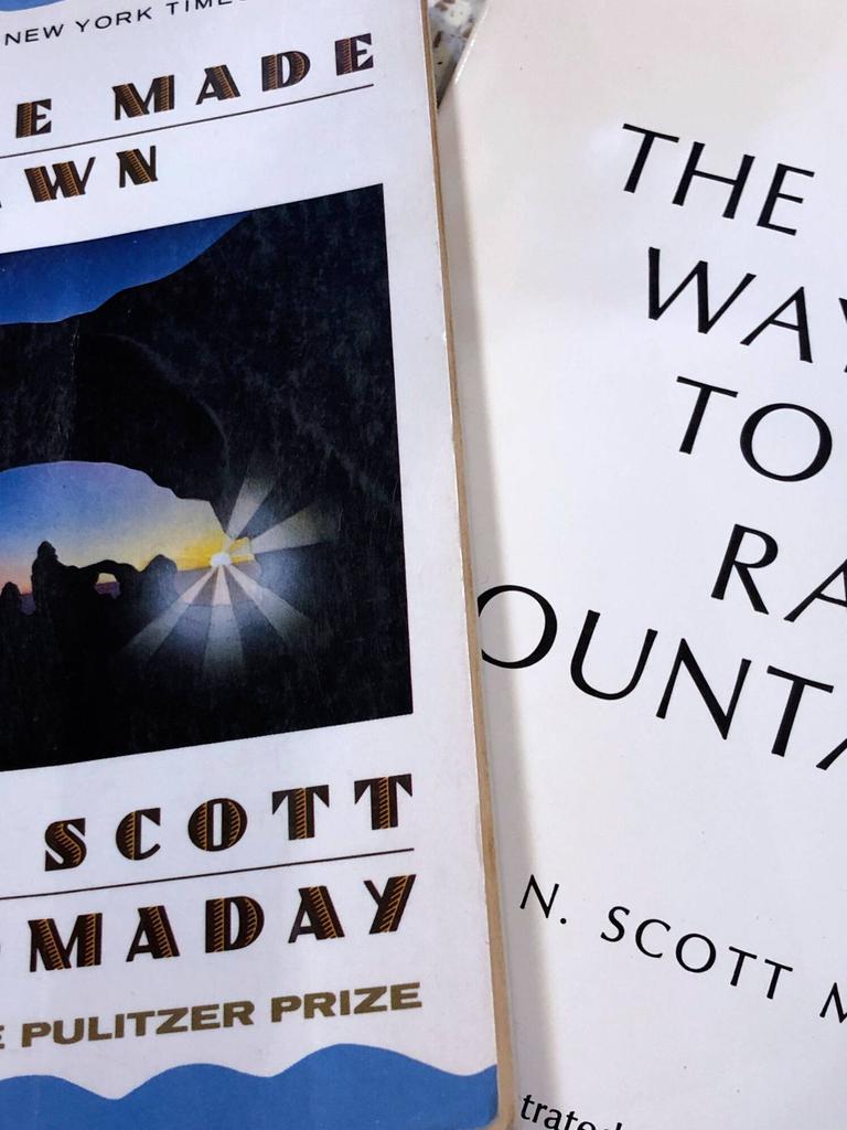 Das Bild zeigt Buchcover von N. Scott Momaday, u.a. "House Made of Dawn" (Haus aus Morgendämmerung) aus dem Jahr 1968.