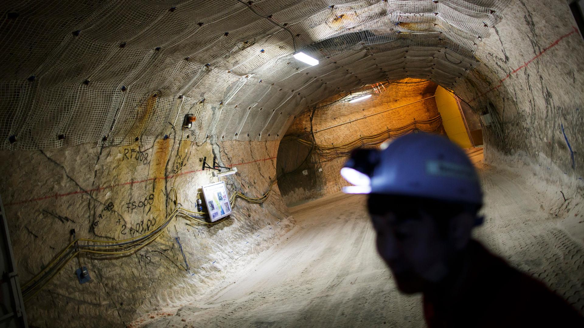 Eine Person mit Helm und Grubenlampe in einen Stollen des Erkundungsbergwerk Gorleben. Gorleben, 03.07.2013. Copyright: Thomas Trutschel/ picture alliance/photothek