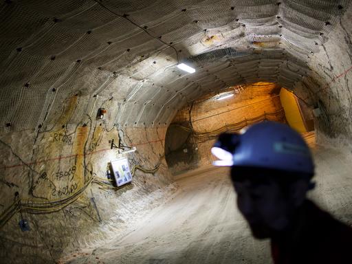 Eine Person mit Helm und Grubenlampe in einen Stollen des Erkundungsbergwerk Gorleben. Gorleben, 03.07.2013. Copyright: Thomas Trutschel/ picture alliance/photothek