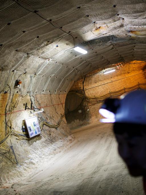 Eine Person mit Helm und Grubenlampe in einen Stollen des Erkundungsbergwerk Gorleben. Gorleben, 03.07.2013. Copyright: Thomas Trutschel/ picture alliance/photothek