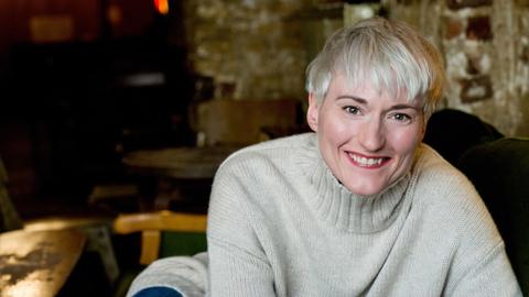 Die Schauspielerin Karola Oswald lacht herzlich.