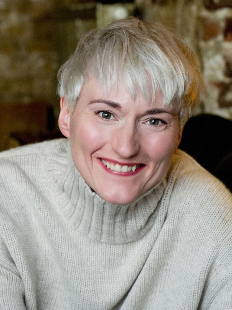 Die Schauspielerin Karola Oswald lacht herzlich.