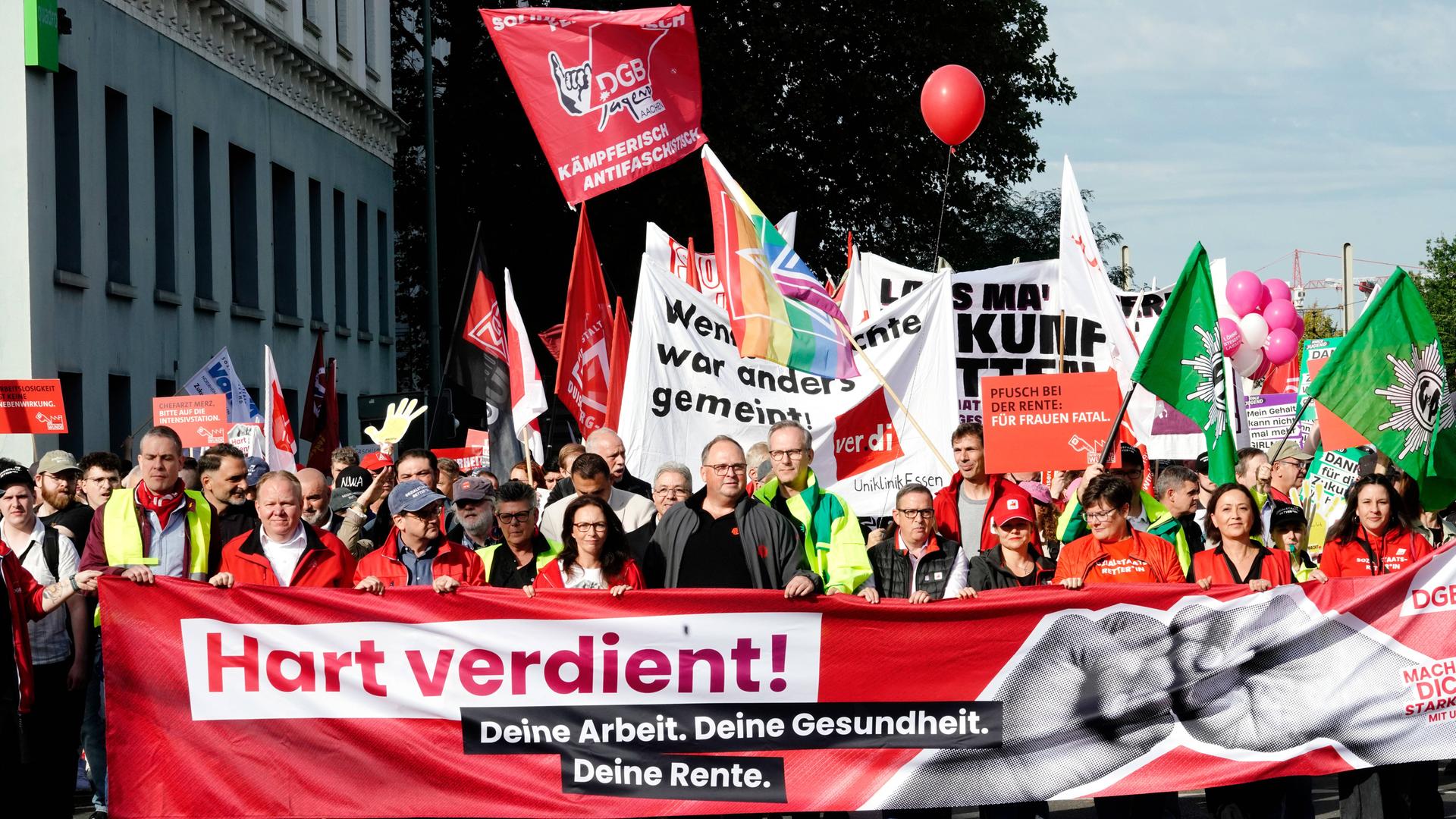 Ein Demonstrationszug auf dem DGB-Protesttag gegen die Reformvorhaben der Bundesregierung im sozialen Bereich, aufgenommen in Essen.