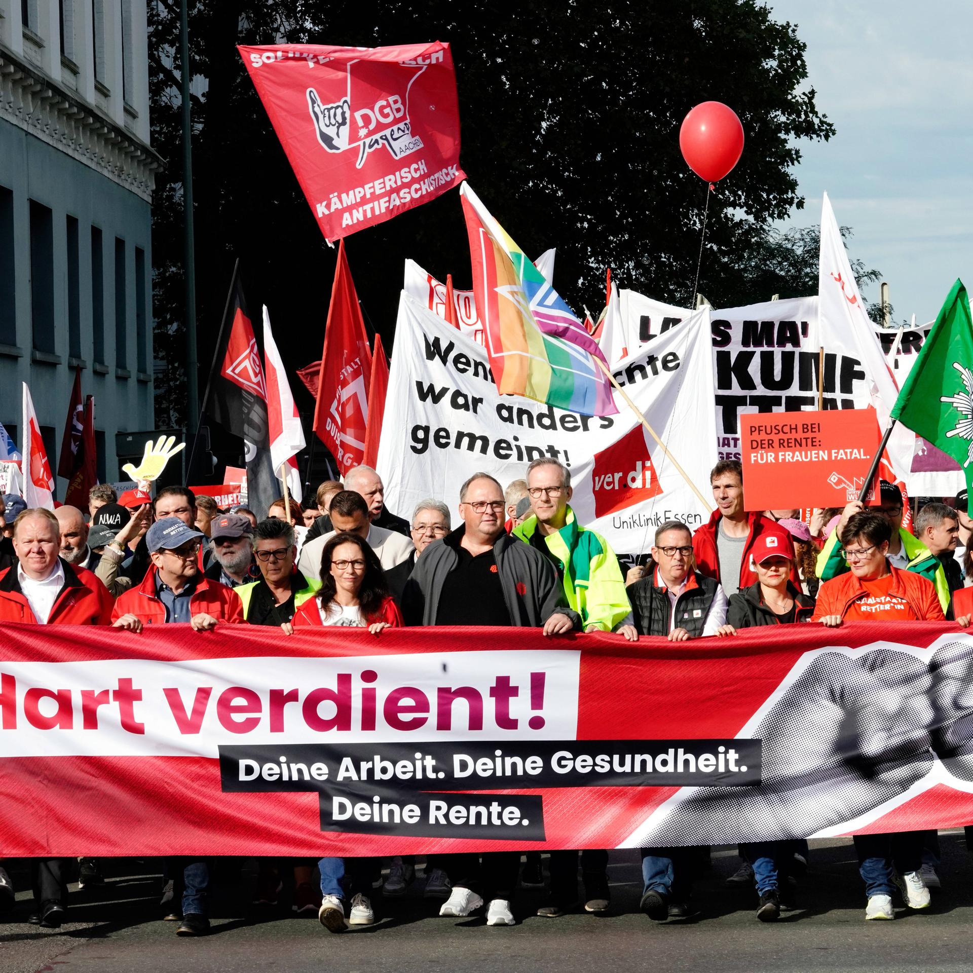 Ein Demonstrationszug auf dem DGB-Protesttag gegen die Reformvorhaben der Bundesregierung im sozialen Bereich, aufgenommen in Essen.