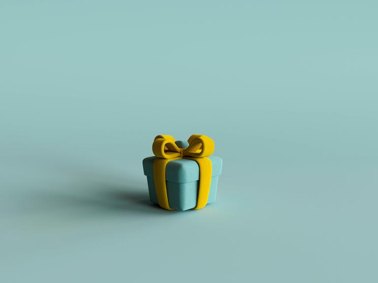 Ein Geschenk liegt auf einem grünen Hintergrund.