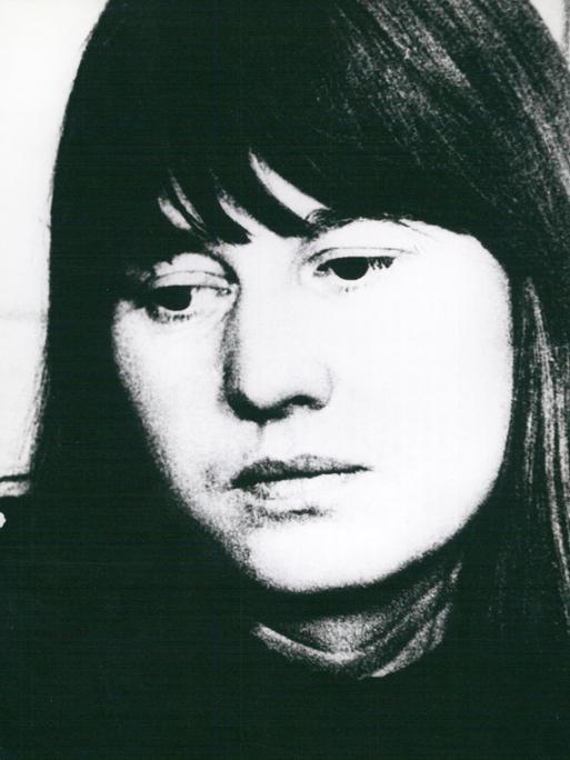 Schwarzweiß-Porträt von Ulrike Meinhof, 1972.