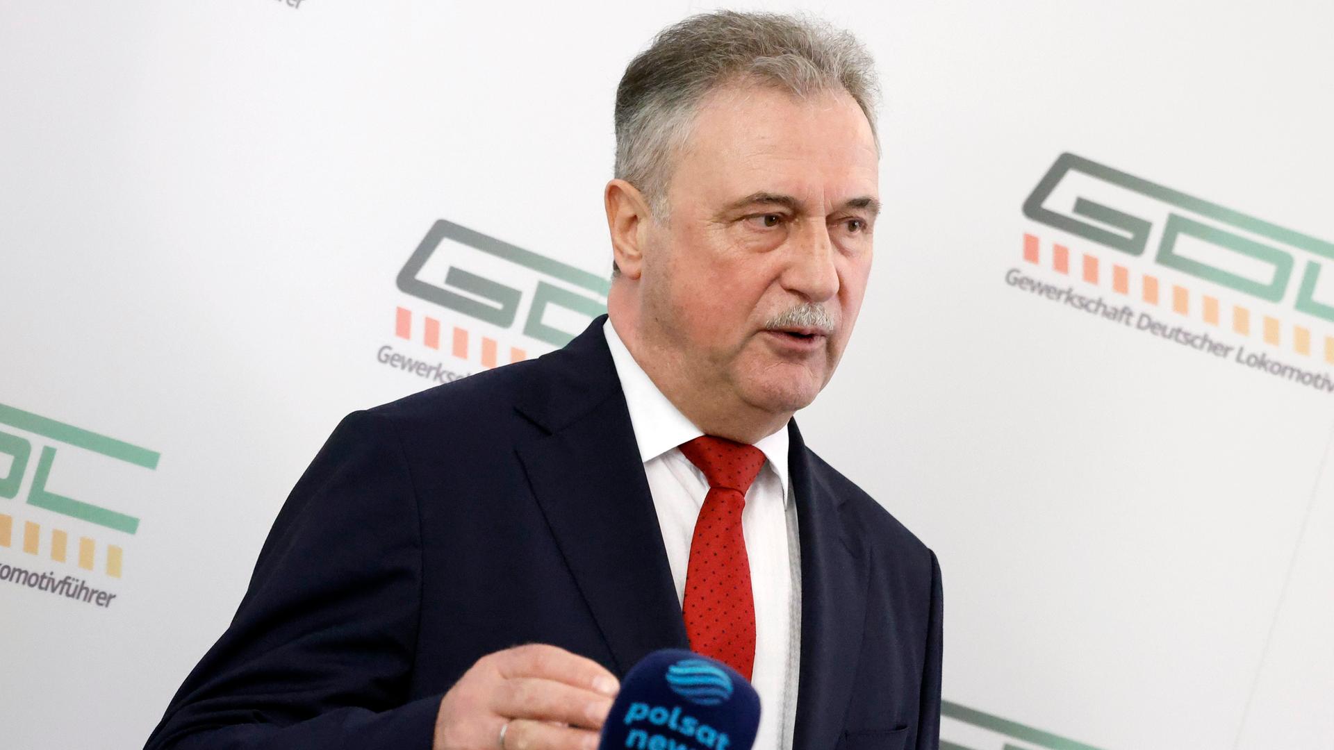 Claus Weselsky, Vorsitzender der Gewerkschaft Deutscher Lokomotivführer (GDL), spricht bei einer Pressekonferenz zu bevorstehenden Streiks. Die GDL hat einen weiteren Streik im Tarifkonflikt mit der Deutschen Bahn angekündigt.