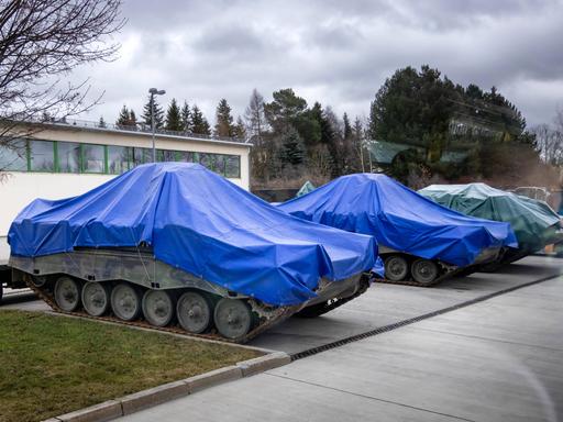 Mit einer Plane abgedeckte Panzerfahrzeuge stehen in der Erzgebirgskaserne in Marienberg.