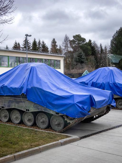 Mit einer Plane abgedeckte Panzerfahrzeuge stehen in der Erzgebirgskaserne in Marienberg.