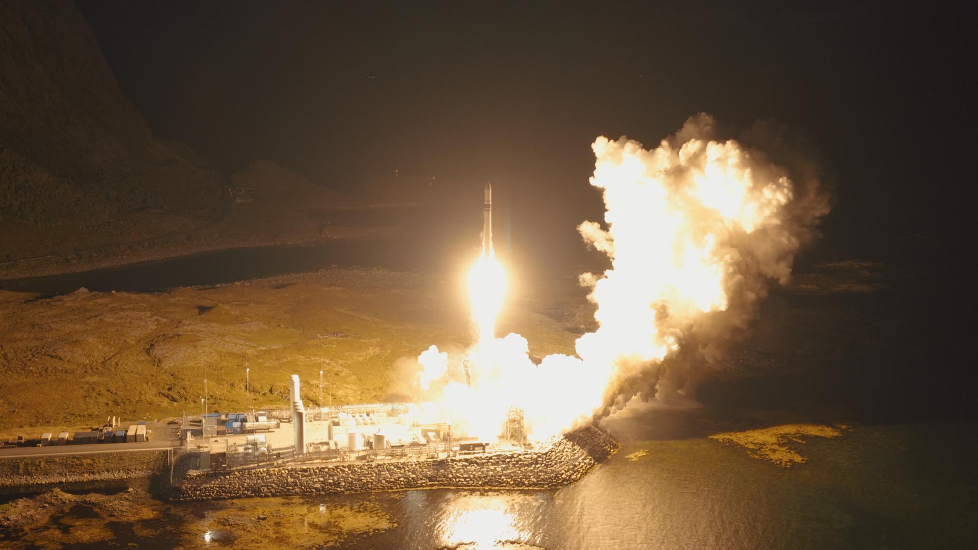 Die Rakete startet im Dunkeln vom Boden. Hinter der Rakete ist viel Feuer zu sehen. Die Rakete startet im Dunkeln vom Boden. Hinter der Rakete ist viel Feuer zu sehen.