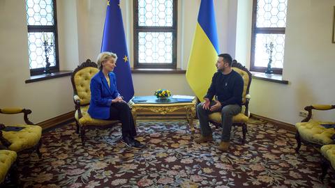 Der ukrainische Präsident Wolodymyr Selensky beim Treffen mit der Präsidentin der EU-Kommission, Ursula von der Leyen in Kiew. 