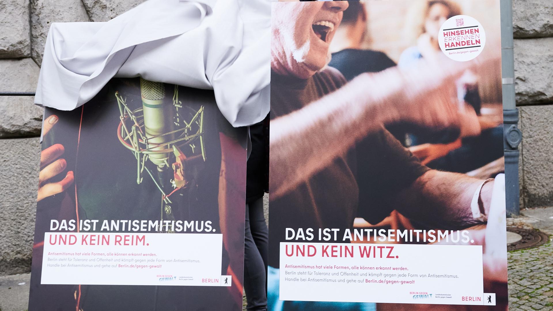 Zwei Plakate der Kampagne mit der Aufschrift "Das ist Antisemitismus und kein Witz" bzw. "Das ist Antisemitismus und kein Reim".