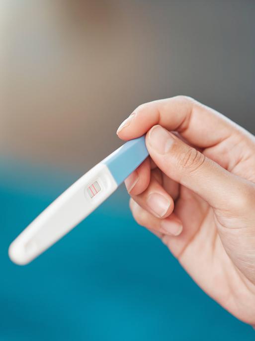 Ein positiver Schwangerschaftstest.