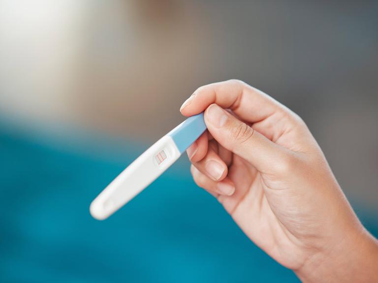 Ein positiver Schwangerschaftstest.