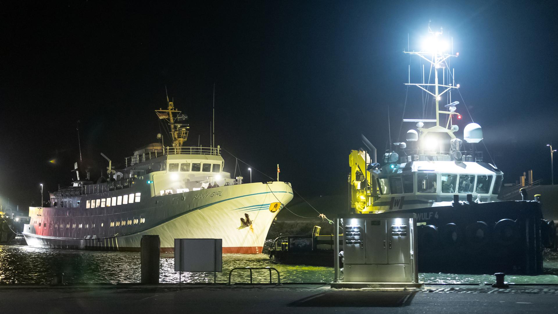Das Bild zeigt ein Schleppschiff, das die Helgolandfähre "Funny Girl" in den Büsumer Hafen bringt. Das Bild zeigt ein Schleppschiff, das die Helgolandfähre "Funny Girl" in den Büsumer Hafen bringt.