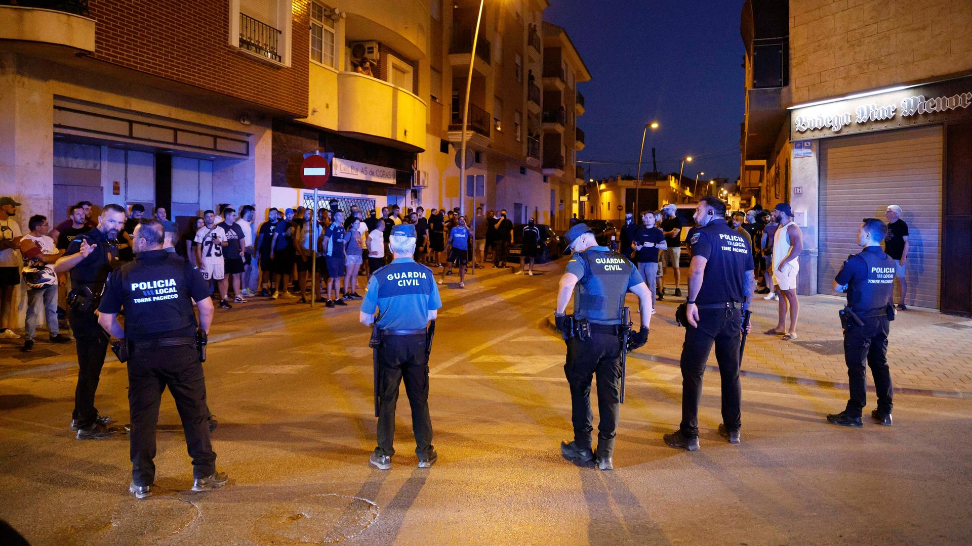 Lokale Polizisten und Beamte der Guardia Civil während der Unruhen in Torre Pacheco, Murcia (Spanien). 
