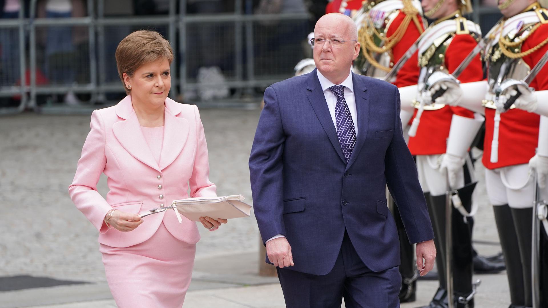 Großbritannien, London: Nicola Sturgeon (l), ehemalige Premierministerin von Schottland und ihr Ehemann Peter Murrell treffen zur Dankes-Messen in der St. Paul's Kathedrale, am zweiten Tag der Feierlichkeiten zum Platinjubiläum der Queen, ein. Großbritannien, London: Nicola Sturgeon (l), ehemalige Premierministerin von Schottland und ihr Ehemann Peter Murrell treffen zur Dankes-Messen in der St. Paul's Kathedrale, am zweiten Tag der Feierlichkeiten zum Platinjubiläum der Queen, ein.