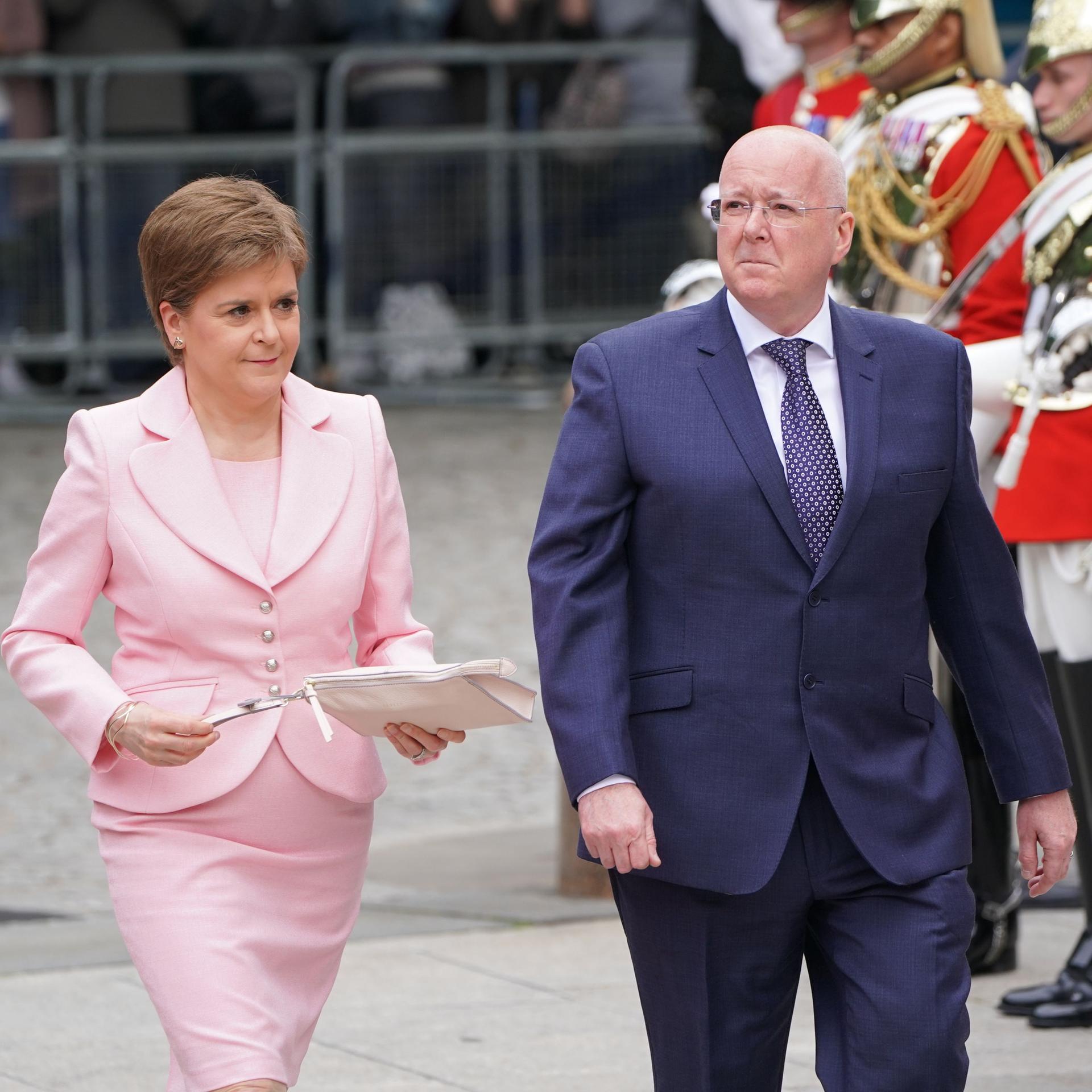 Großbritannien, London: Nicola Sturgeon (l), ehemalige Premierministerin von Schottland und ihr Ehemann Peter Murrell treffen zur Dankes-Messen in der St. Paul's Kathedrale, am zweiten Tag der Feierlichkeiten zum Platinjubiläum der Queen, ein. 
