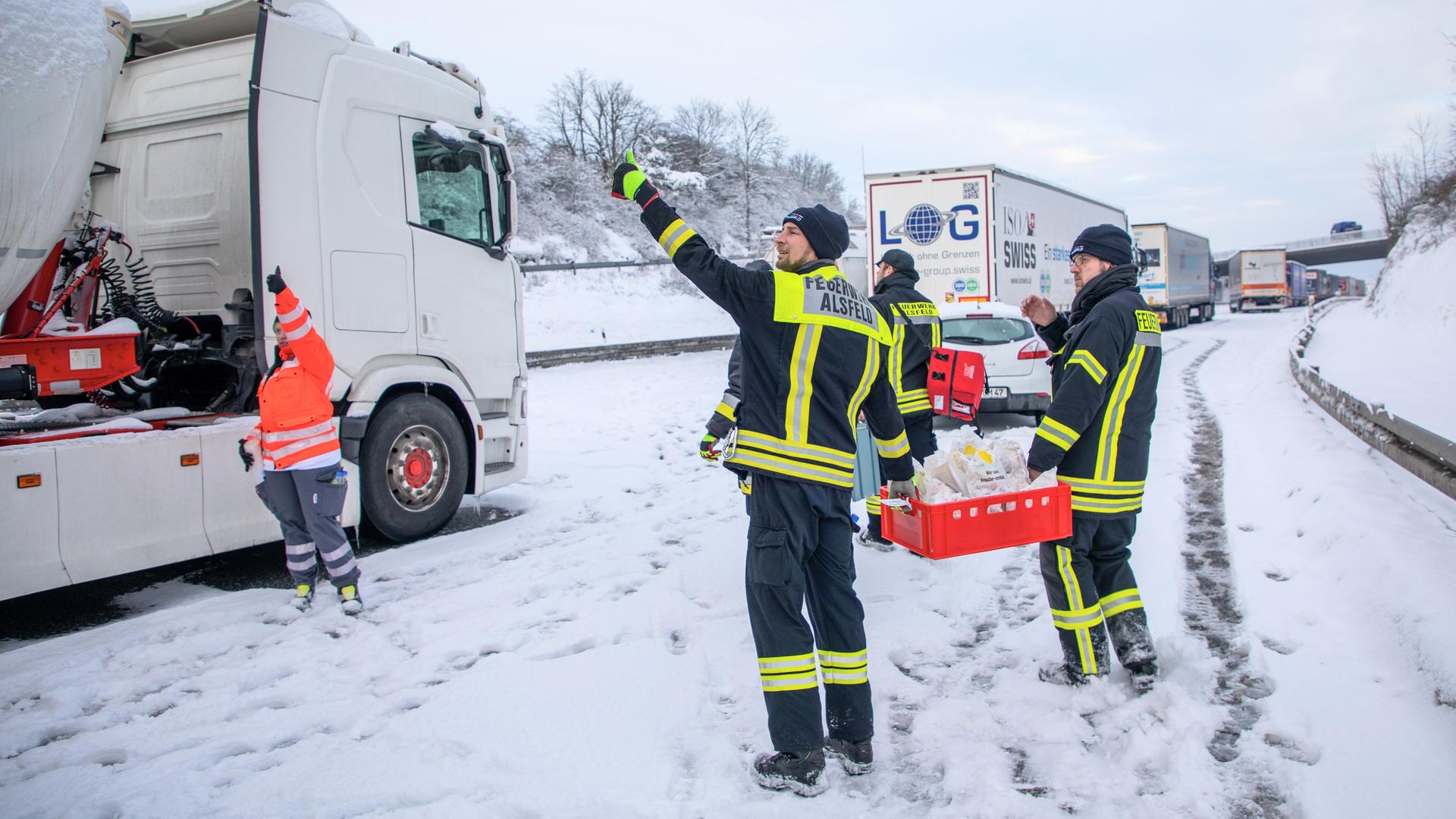 Alsfeld: Feuerwehrleute bringen Verpflegung zu den im Stau stehenden LKW-Fahrern auf der Autobahn A5 bei Alsfeld an der Pfefferhöhe.