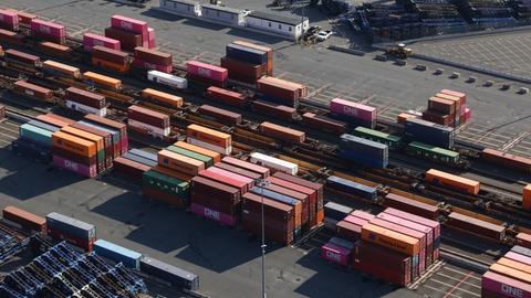 Im Hafen von New Jersey in den USA stehen zahlreiche bunte Container. Aufnahme aus der Luft. 