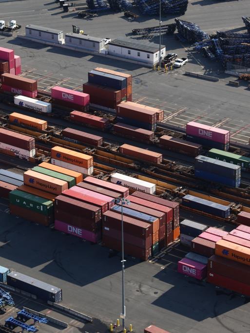 Im Hafen von New Jersey in den USA stehen zahlreiche bunte Container. Aufnahme aus der Luft. 