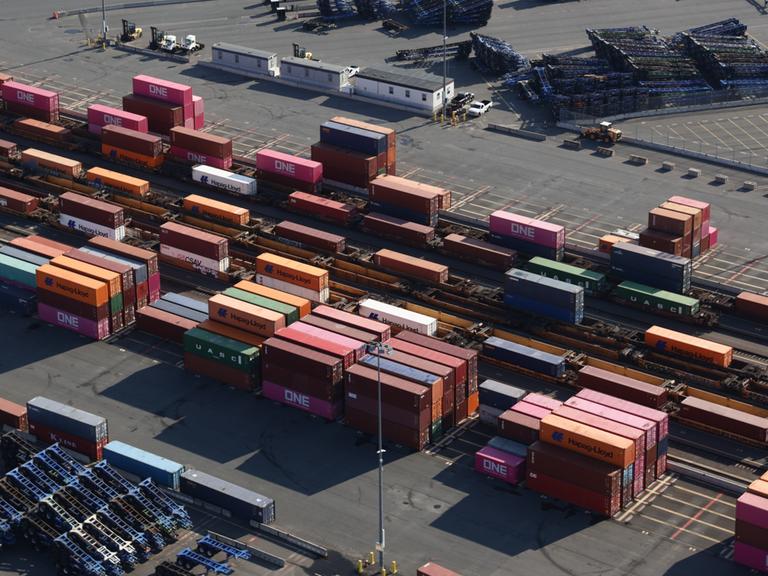 Im Hafen von New Jersey in den USA stehen zahlreiche bunte Container. Aufnahme aus der Luft. 