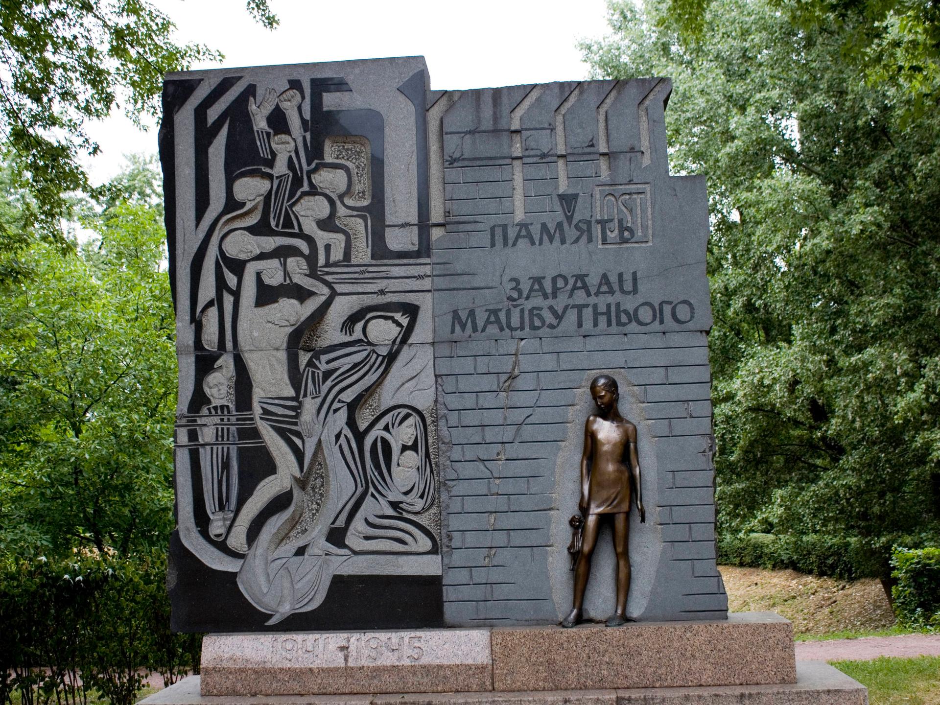 Ein Gedenkstein für die Opfer des Nationalsozialismus in Babyn Jar in der Ukraine