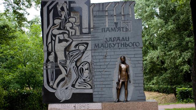 Ein Gedenkstein für die Opfer des Nationalsozialismus in Babyn Jar in der Ukraine