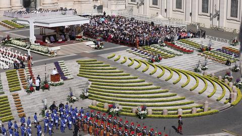 Ein Blick über den Platz vor dem Petersdom, wo Papst Leo XIV. die Ostermesse feierte.