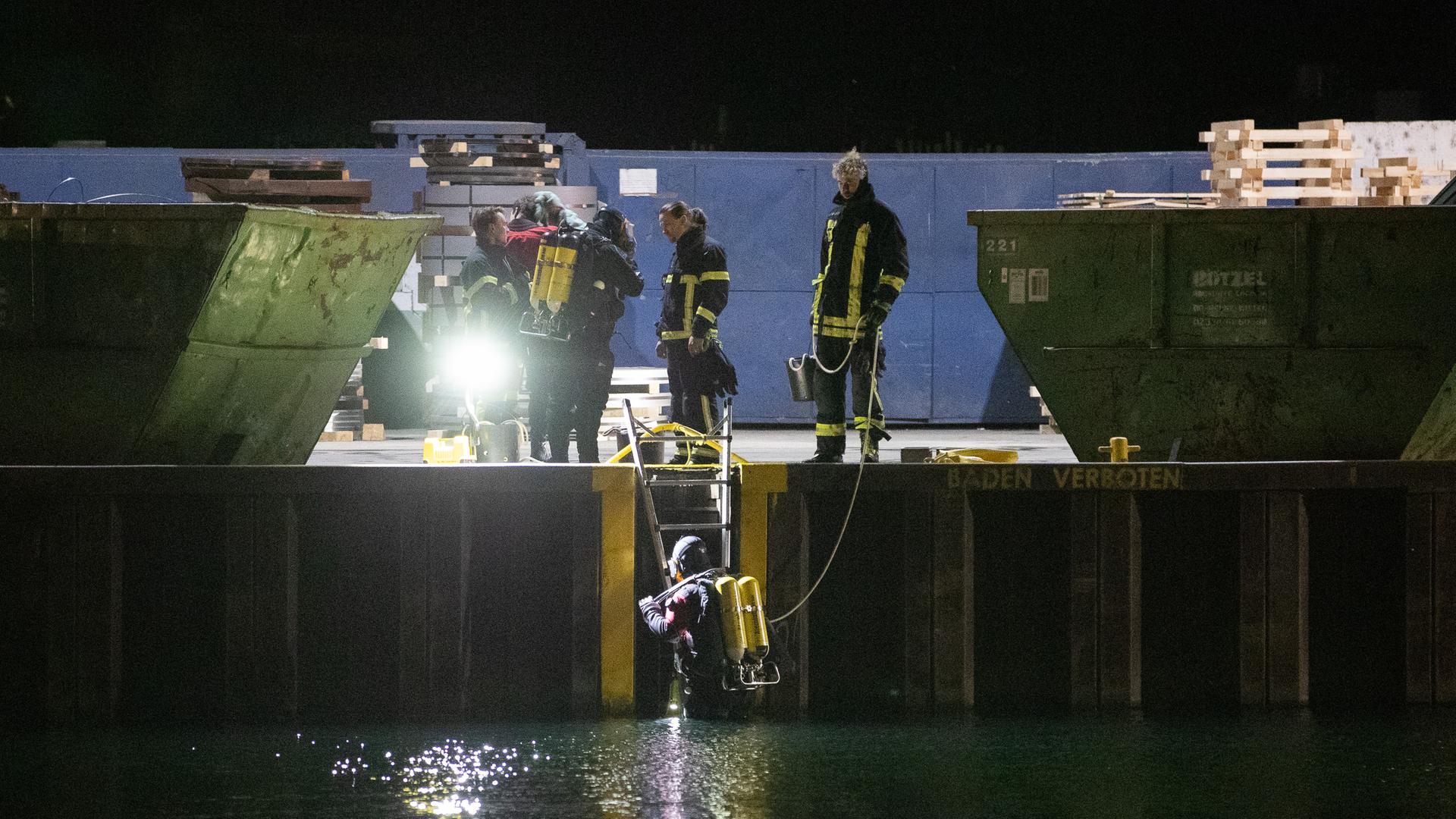 Einsatzkräfte suchen im Hafen und im Hafenbecken von Dortmund nach Spuren.
