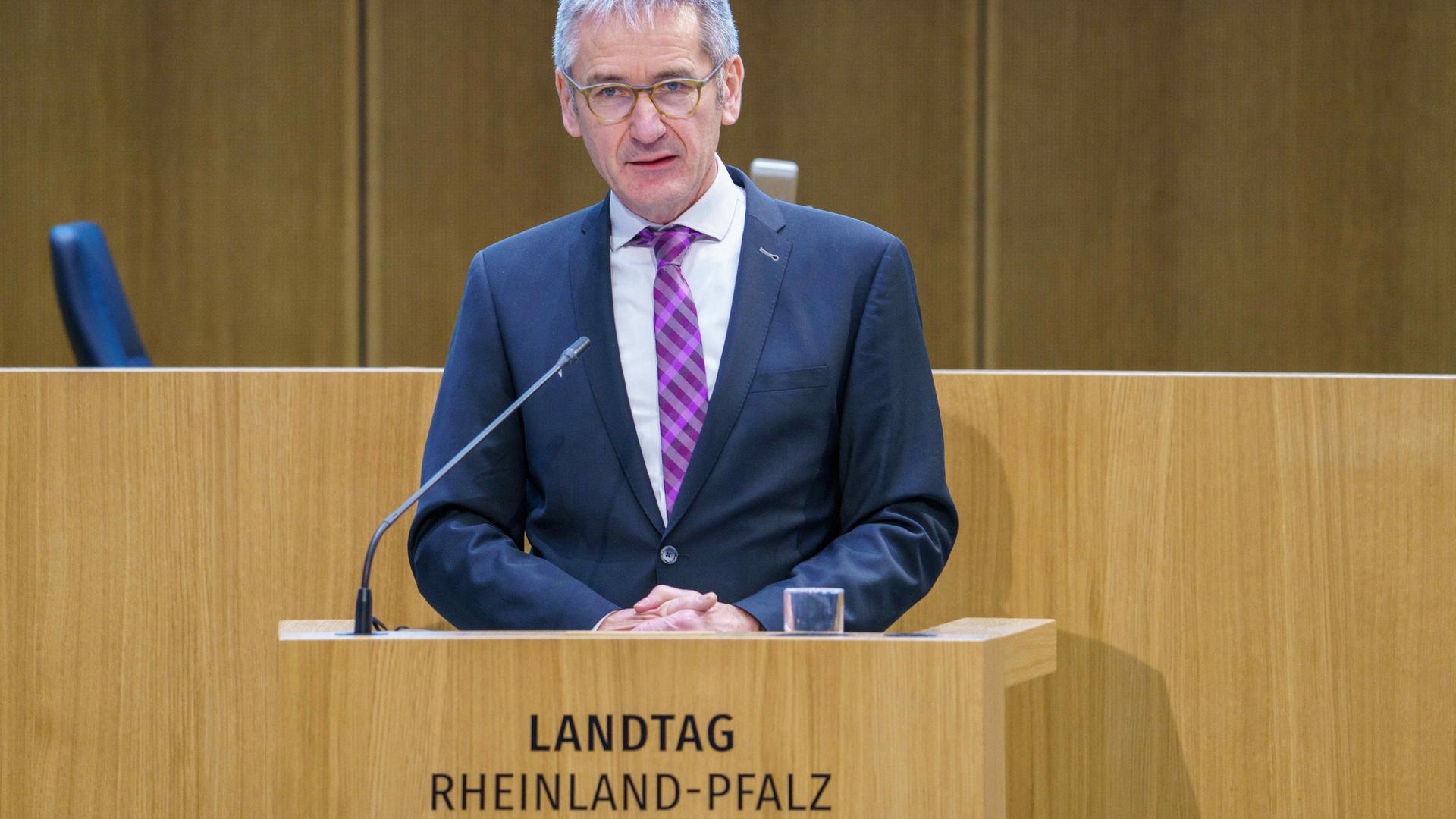 Hendrik Hering (SPD), Landtagspräsident von Rheinland-Pfalz, hinter einem Stehpult